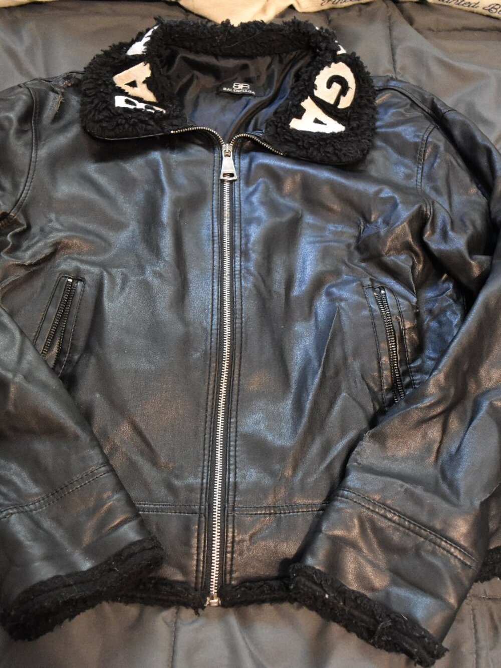 Balenciaga Look Black Leather Jacket with faux fur collar